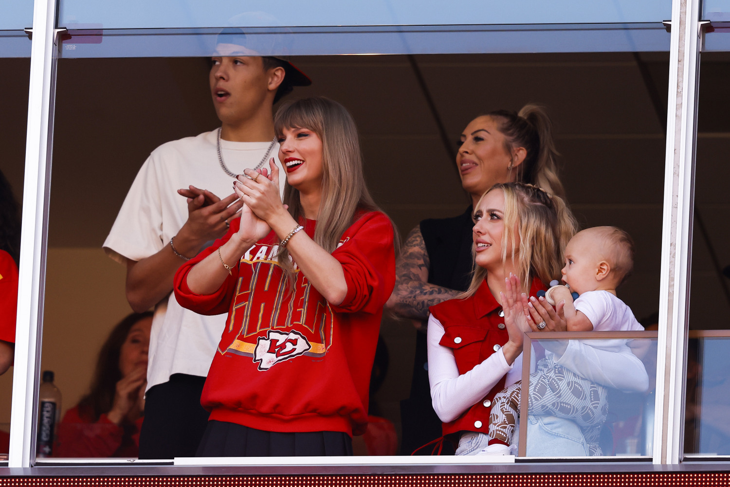 Taylor Swift And Jackson Mahomes At Chiefs vs Chargers, Video