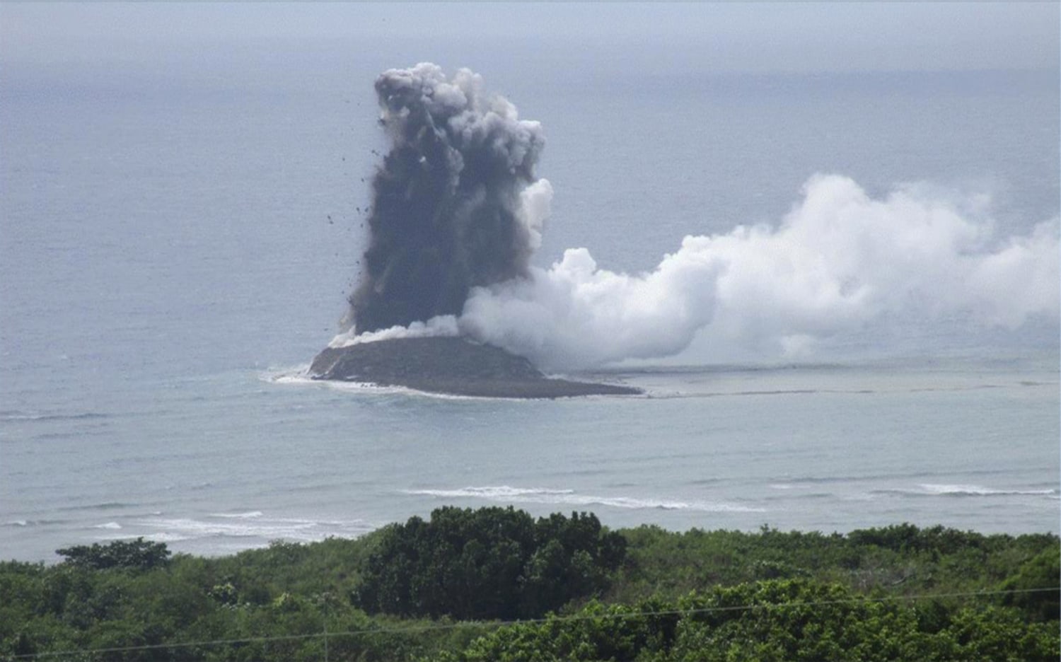 Un volcán submarino crea una nueva isla frente a la costa de Japón, pero su  existencia podría ser corta, image size:1500x936