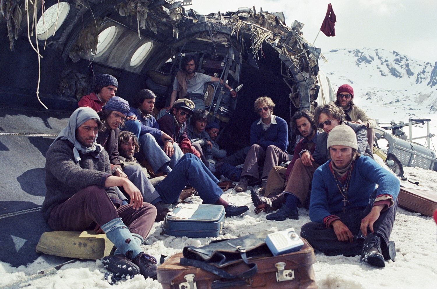 La sociedad de la nieve' presenta una nueva visión del accidente aéreo de  los Andes de 1972 - Los Angeles Times