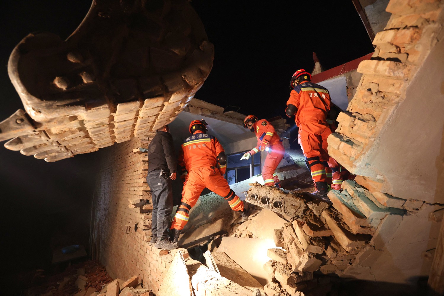 231218-china-earthquake-search