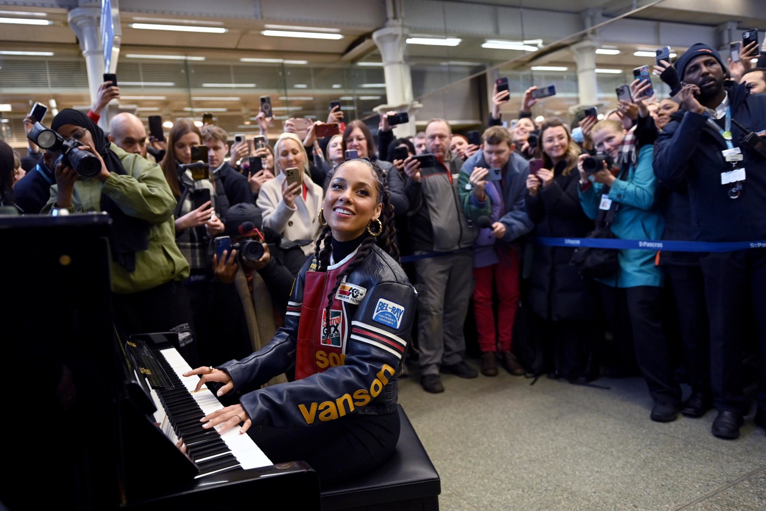 Alicia Keys Plays Surprise Show in London Train Station