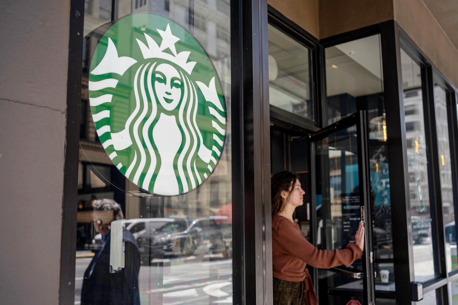 Is Starbucks Open on New Year's Day 2024?