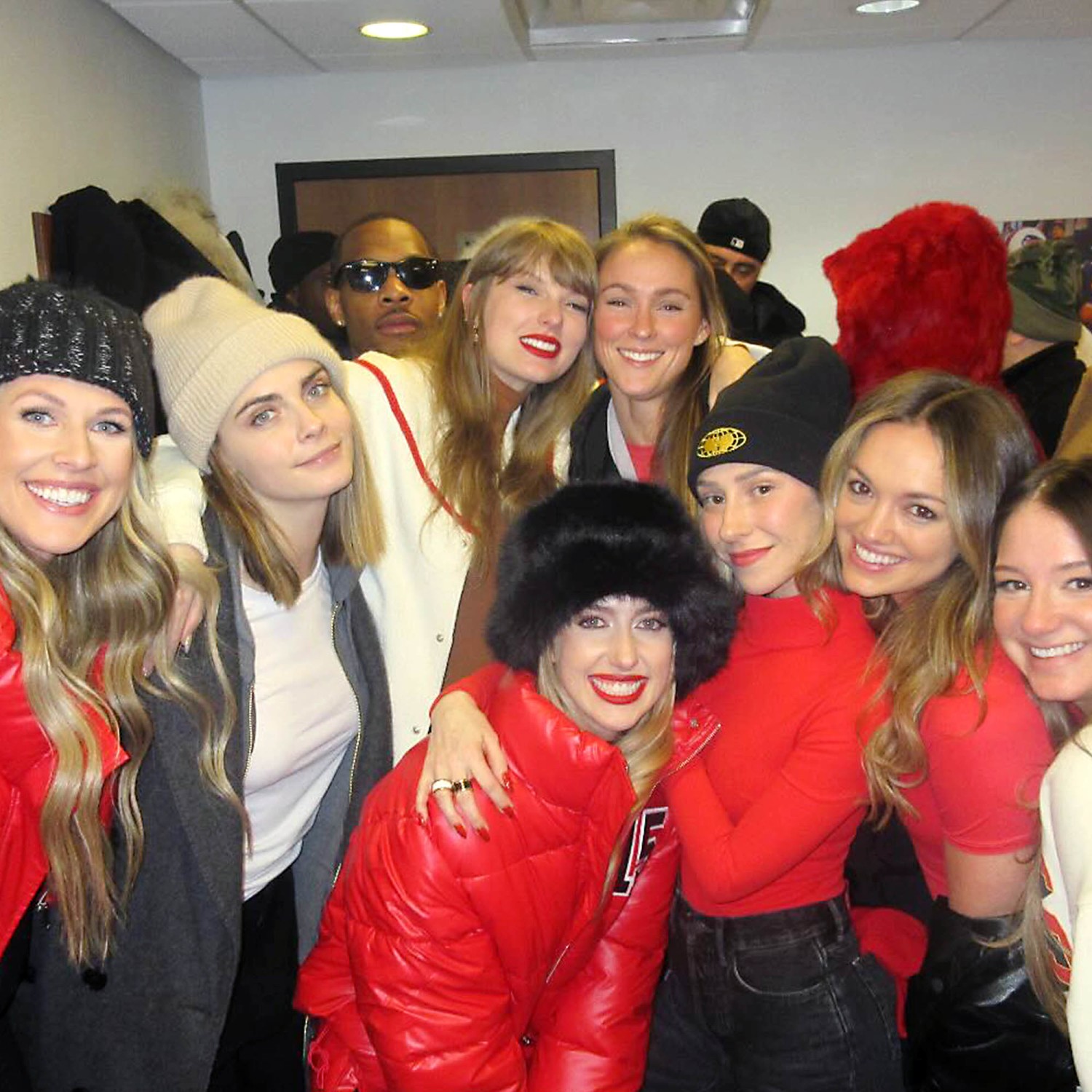 Taylor Swift and Kylie Kelce Pose with NFL wives, Girlfriends at  Chiefs-Bills Game