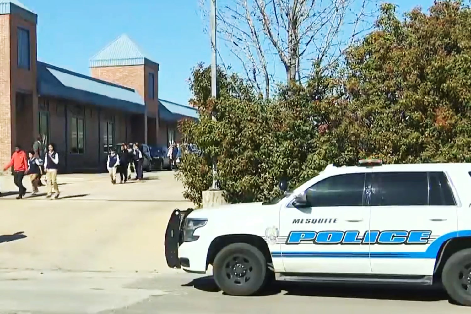 Suspenden a policía que utilizó pistola taser en una escuela para despertar  a un estudiante