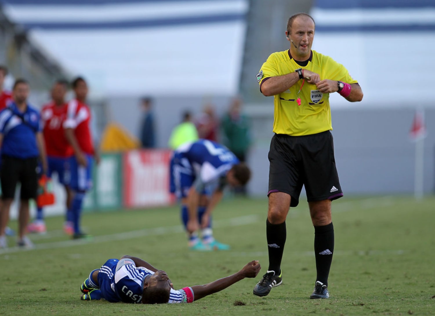 Le enseñan una tarjeta amarilla a un jugador de fútbol y el juega una  carta del UNO: El más inteligente