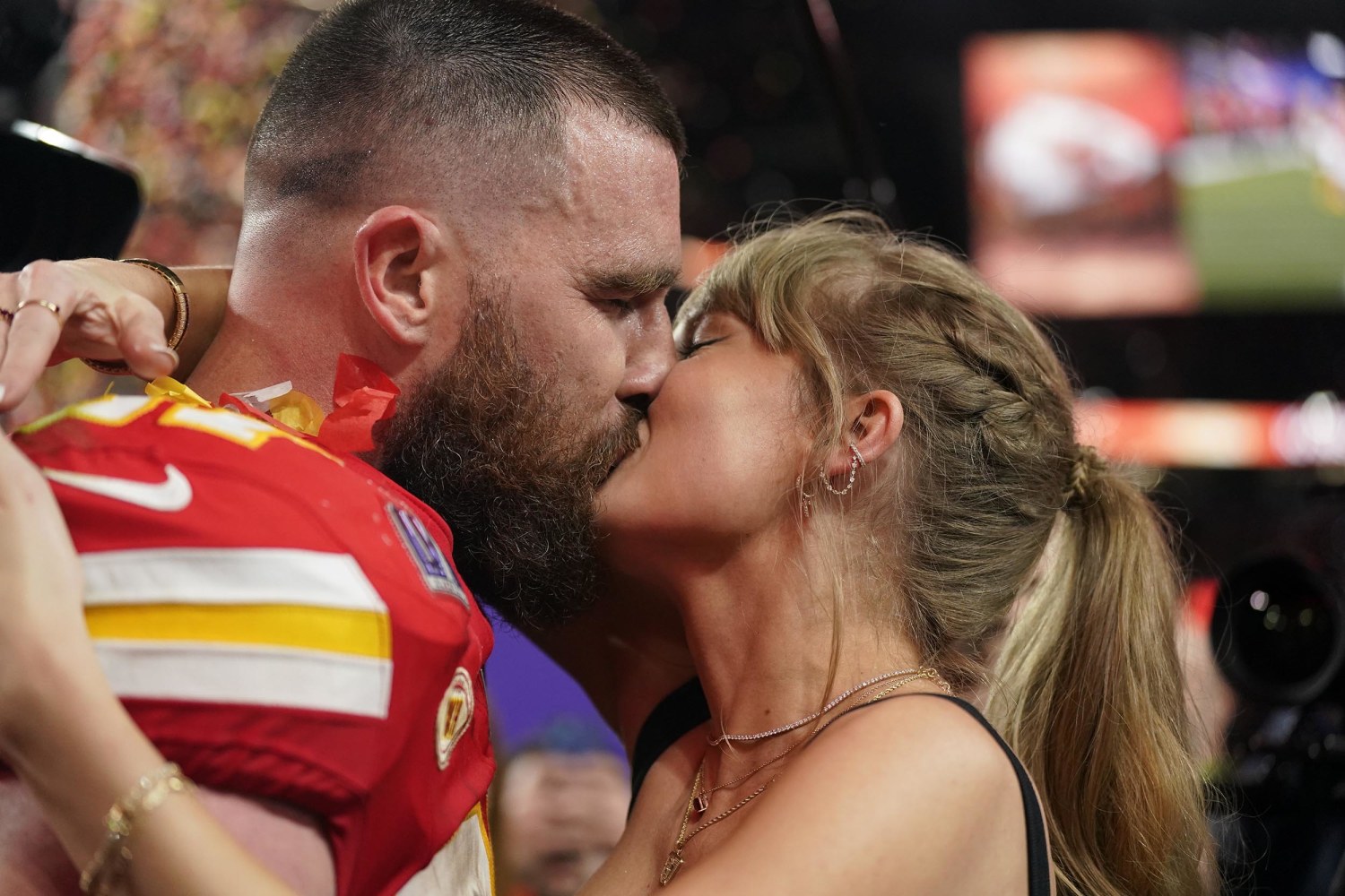 Taylor Swift and Travis Kelce Dating: A Relationship Timeline