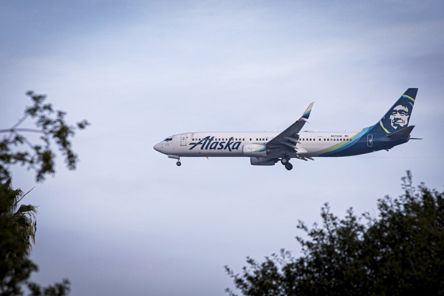 Student pilot allegedly tries to storm Alaska Airlines cockpit