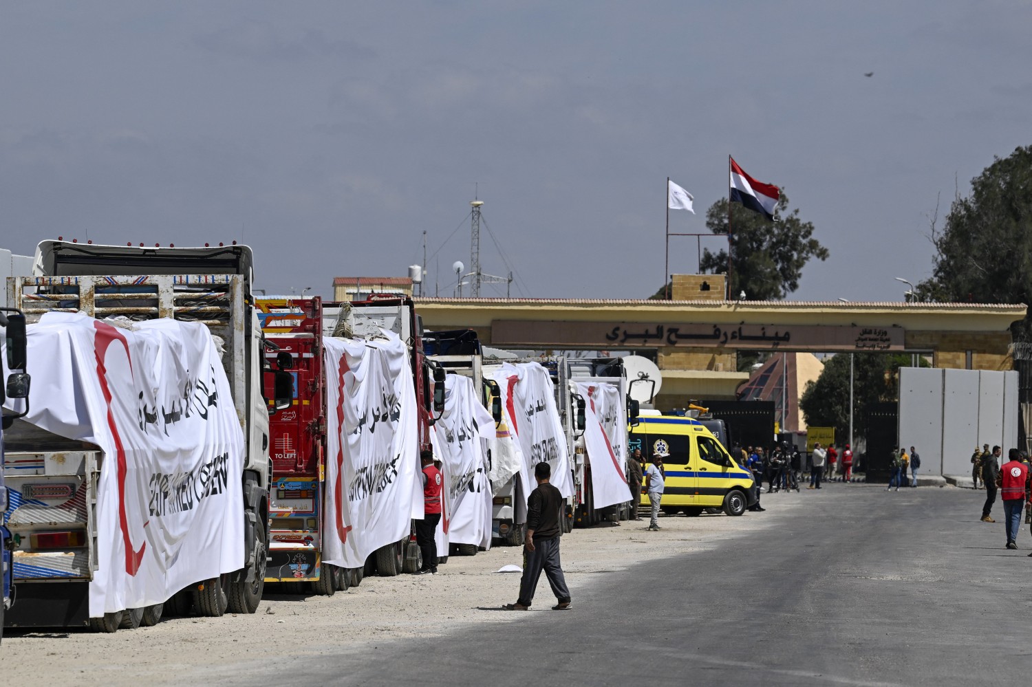 Hundreds of trucks full of aid at the border as famine is imminent in Gaza