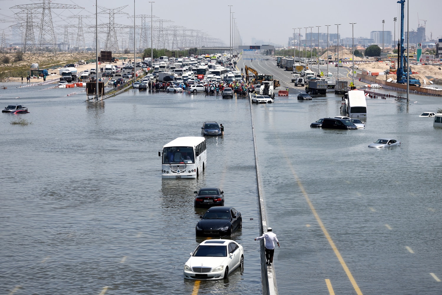 Dubai airport flooded today (77) 사진