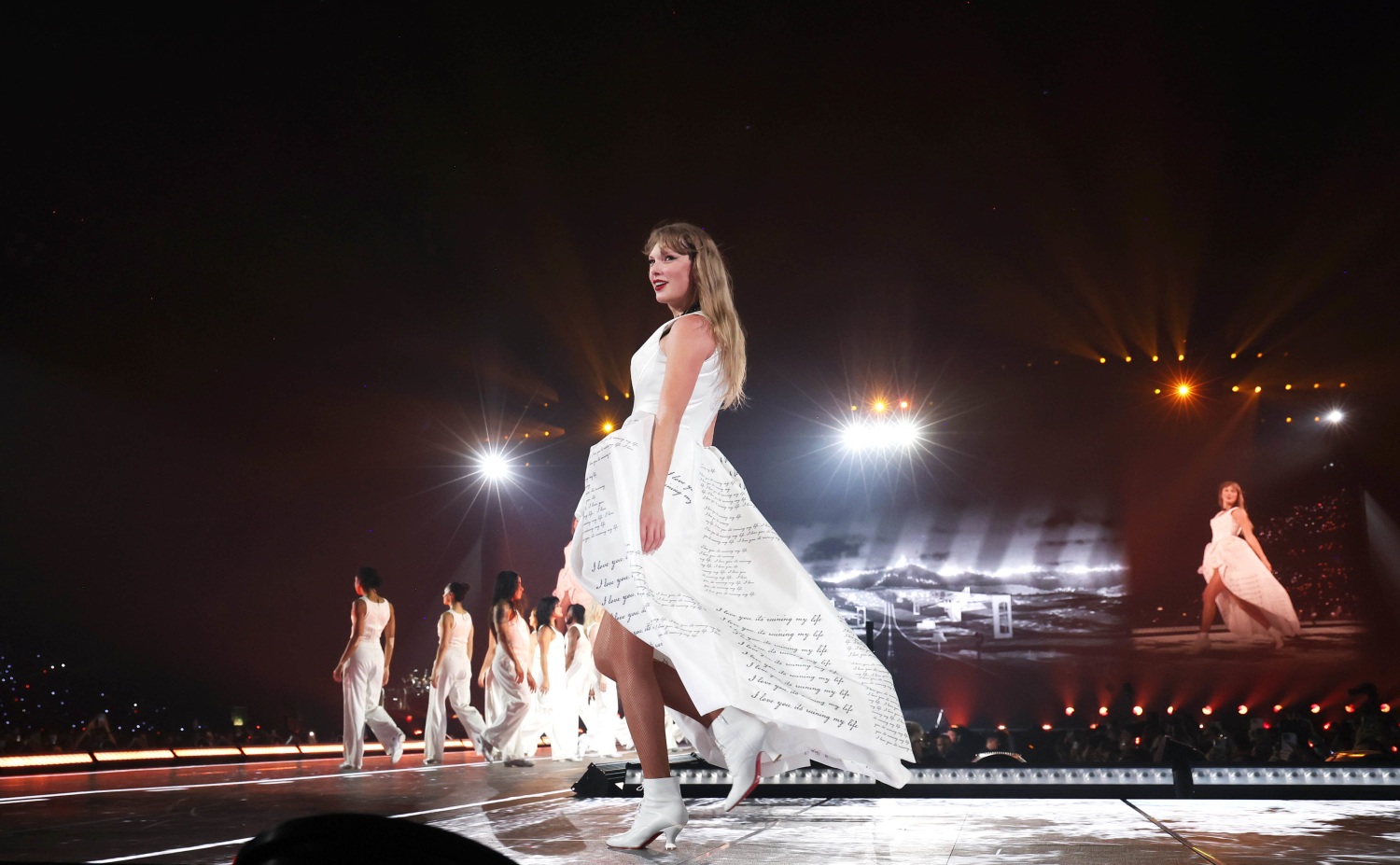 Fans React to Taylor Swift Seemingly Doing Swag Surfin' Dance During 'Eras  Tour'