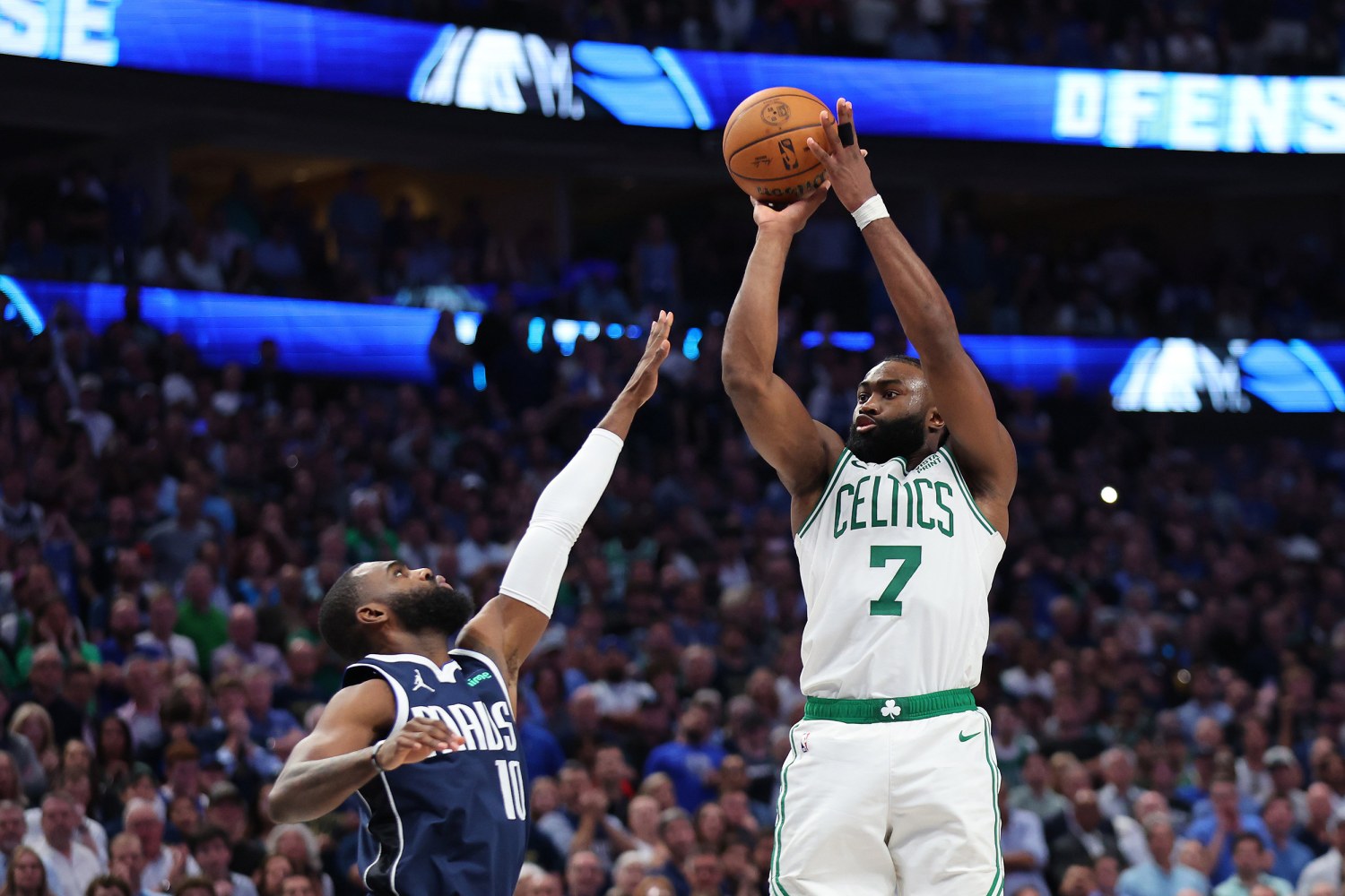 Celtics land the biggest punches again, top Mavericks to move one