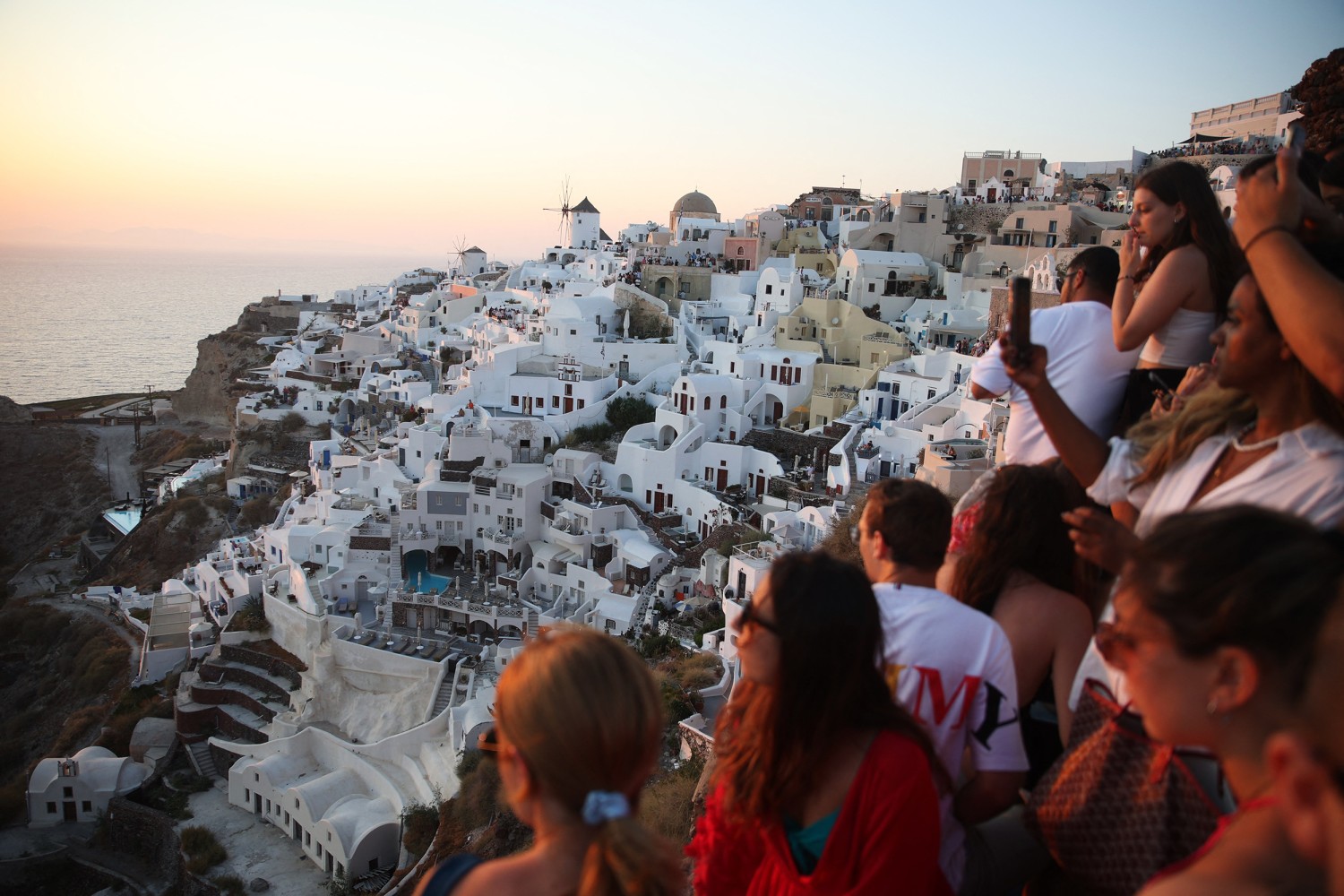 Greece's Santorini bursts with tourists as locals call for a cap on visitors, image size:1500x1000