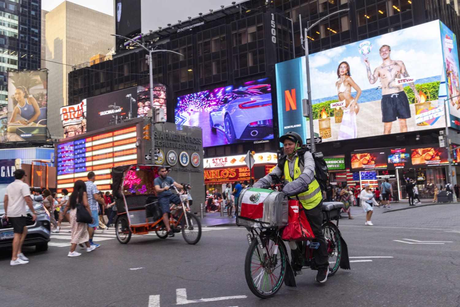 Así arriesgan la vida los solicitantes de asilo que trabajan como  repartidores en Nueva York