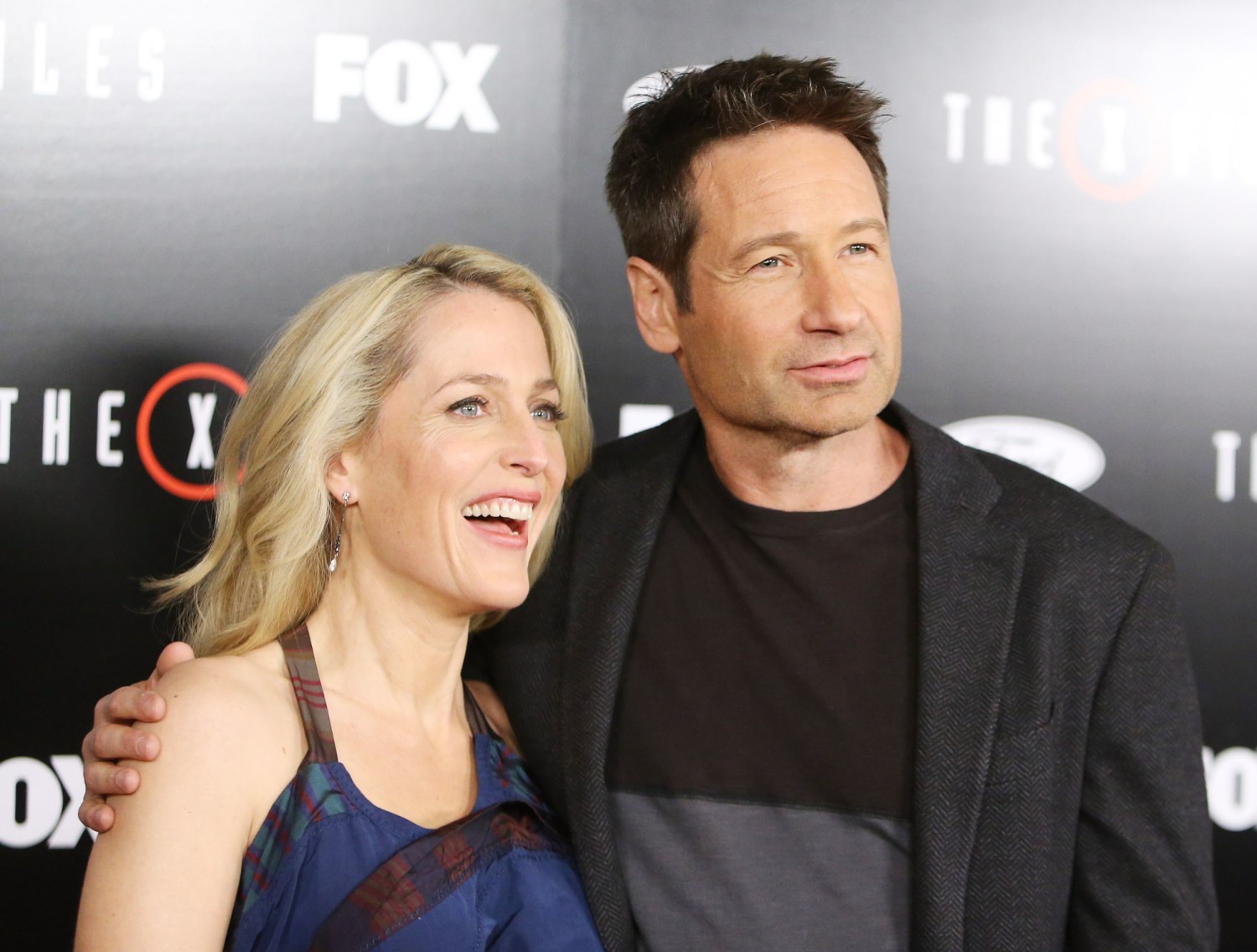 Gillian Anderson Explains Why She Kissed David Duchovny Before Boyfriend At  Golden Globes