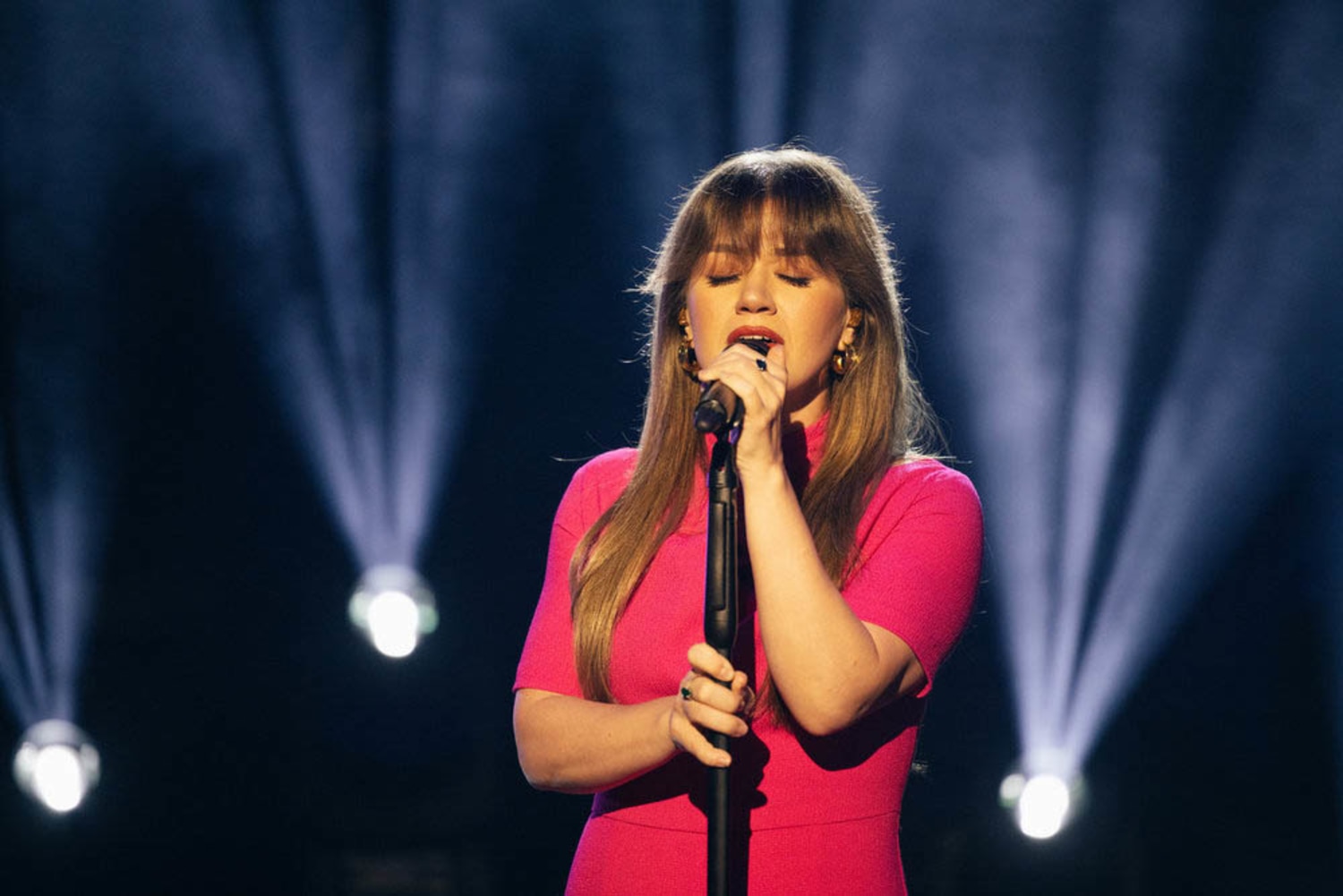 Kelly Clarkson Delivers Stunning Cover Of Celine Dion's 'My Heart Will Go On' For 'Kellyoke'