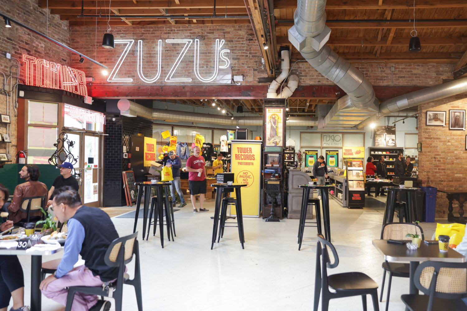 STREET No. 64 & No. 38 東京　ロンドン Car crashes into Smashing Pumpkins' Billy Corgan's tea store in