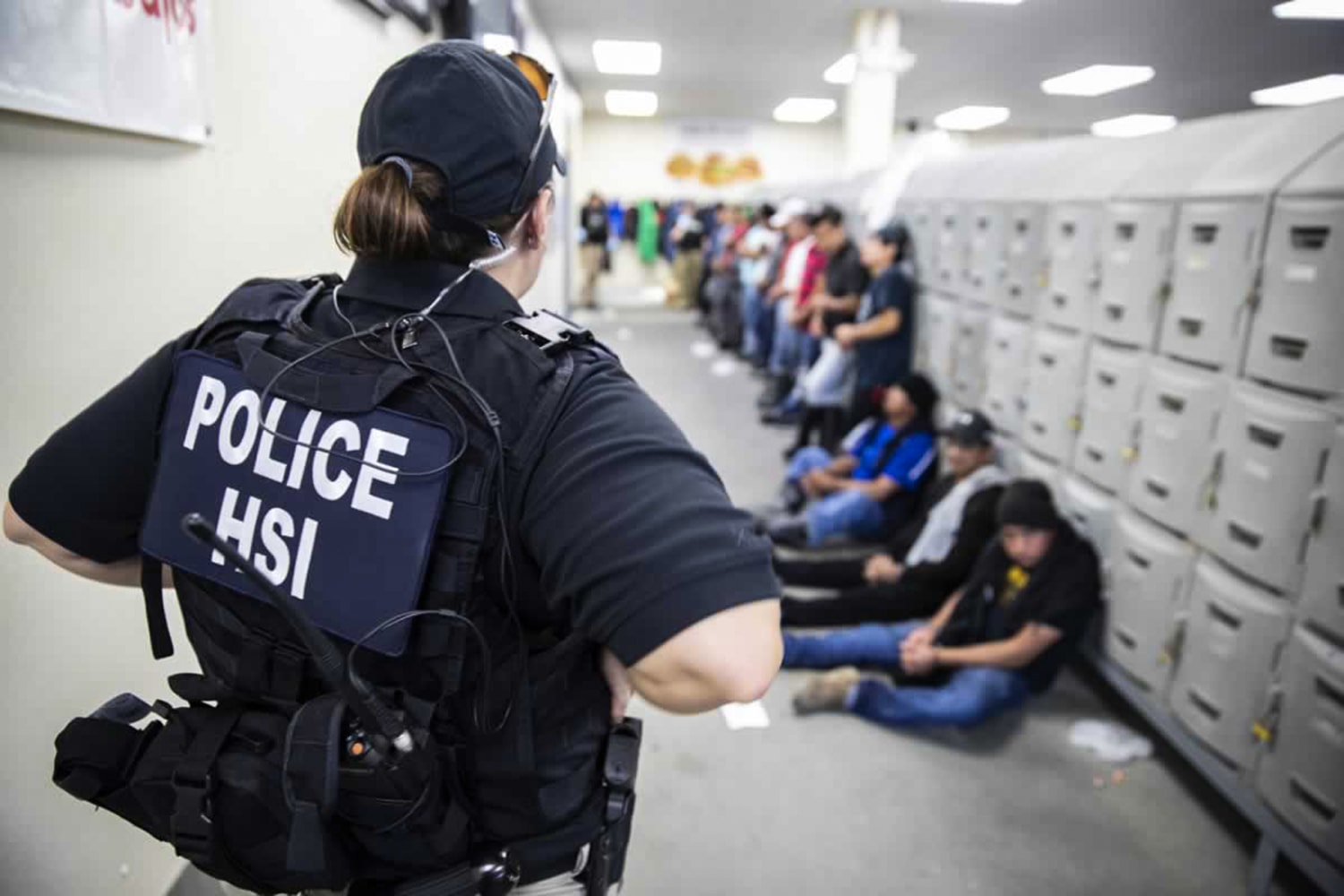 ICE informa que relevó de sus funciones a agente que empujó al suelo a una mujer ecuatoriana en un tribunal de inmigración
