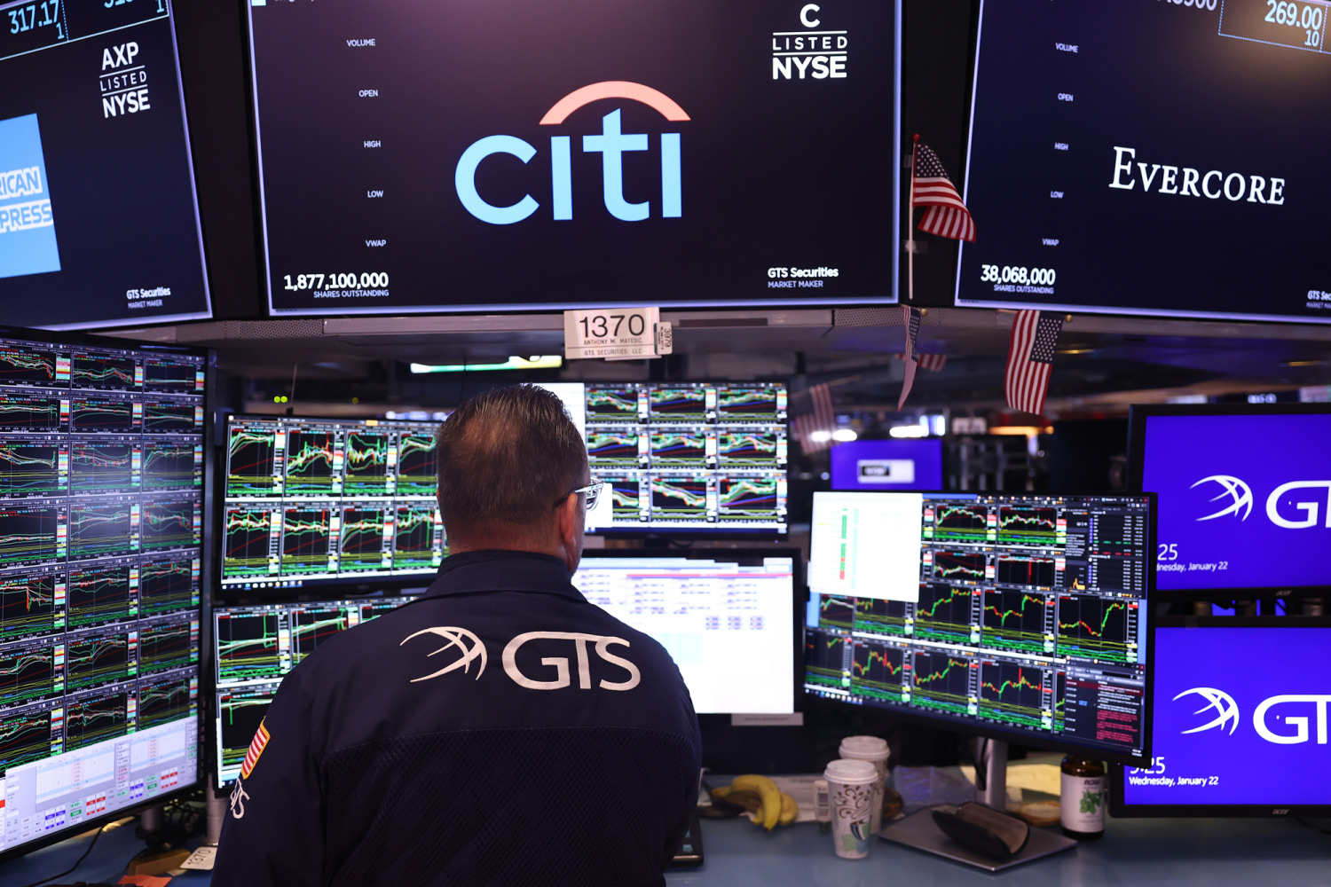 S&P 500 closes at a record, Dow jumps 400 points as Trump pushes for low  rates, oil