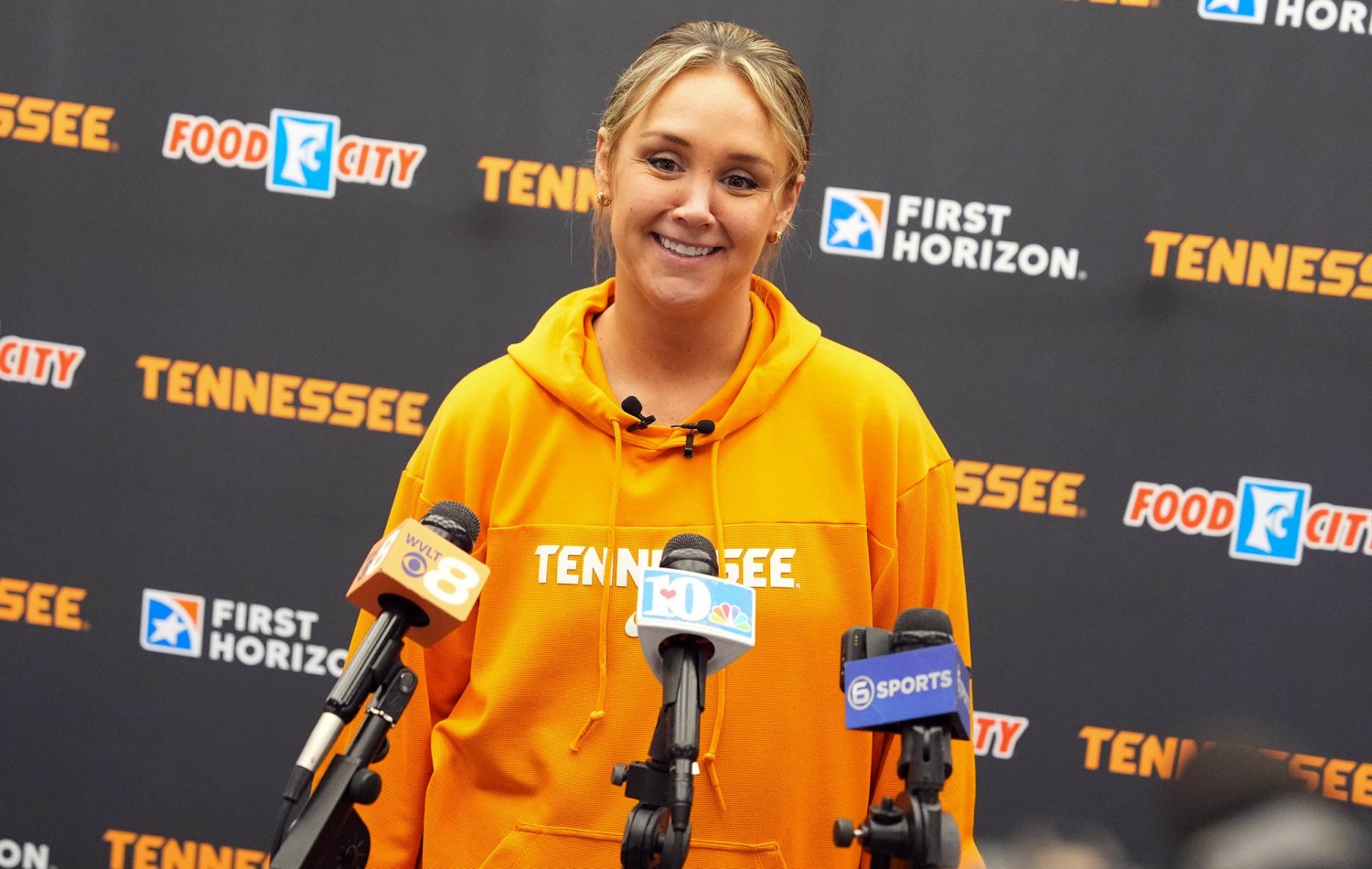 Tennessee Basketball Coach Kim Caldwell Returns After Giving Birth, image size:1500x950