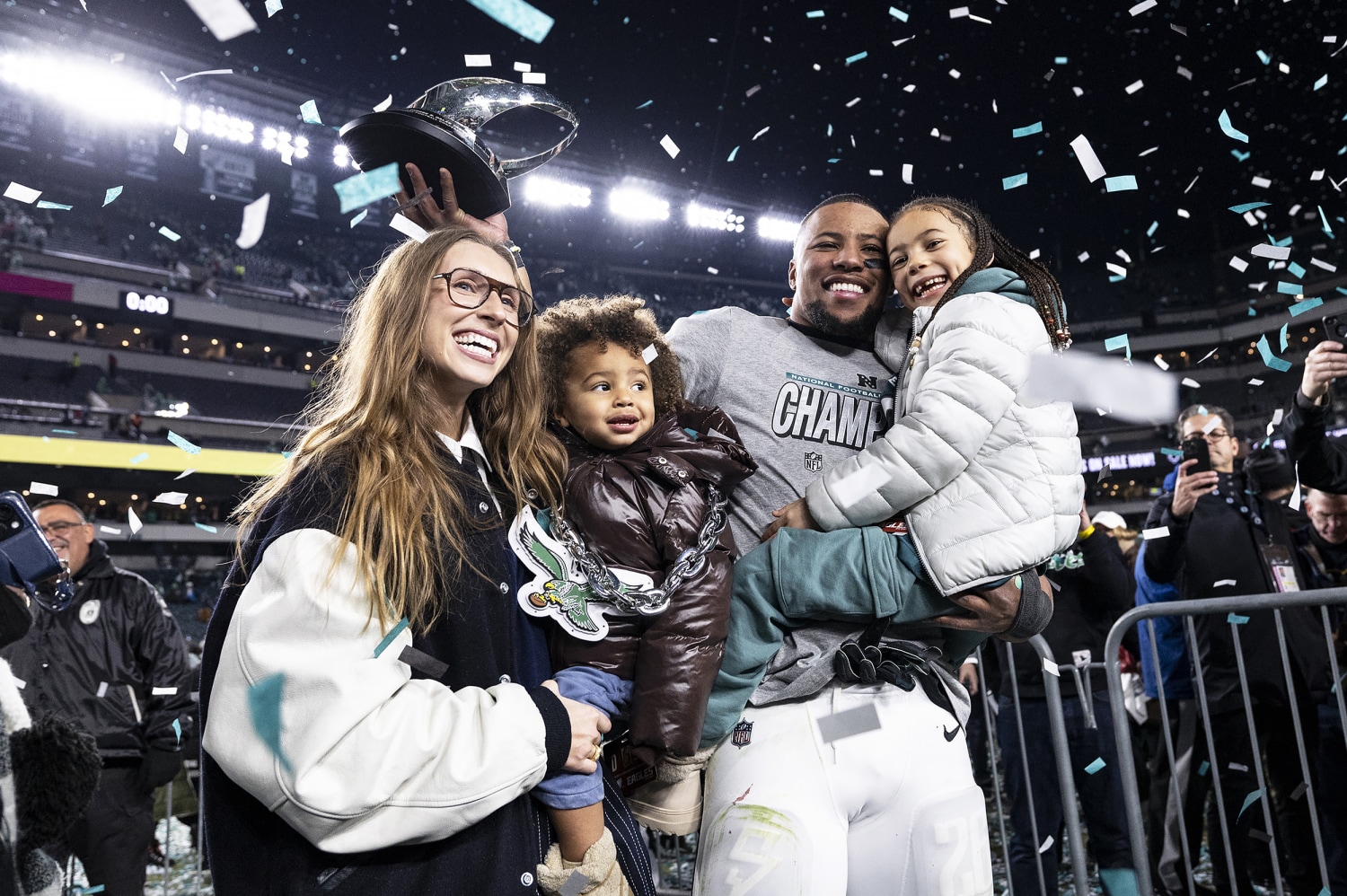 Breaking News: During a family trip of four Eagles star Saquon Barkley at the Grand Canyon Lodge in Grand Canyon, Arizona, everyone was sleeping peacefully when suddenly the nearby forest caught fire, immediately the entire Grand Canyon Lodge resort was plunged into panic and despair, unfortunately the bad news about Saquon Barkley's family made the entire NFL fall into deep regret!. vannguyen