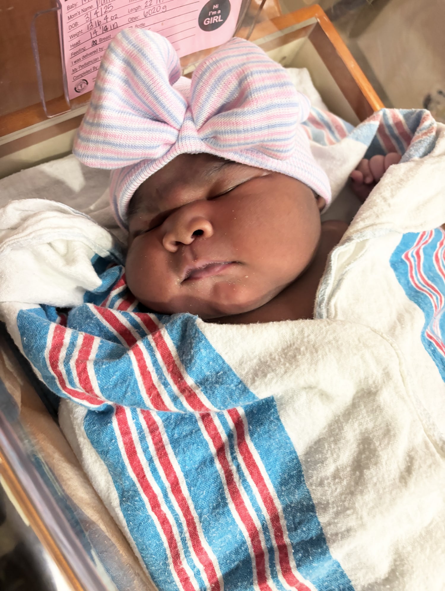 Enfermeras quedaron impresionadas con el tamaño de un bebé, image size:1500x1994