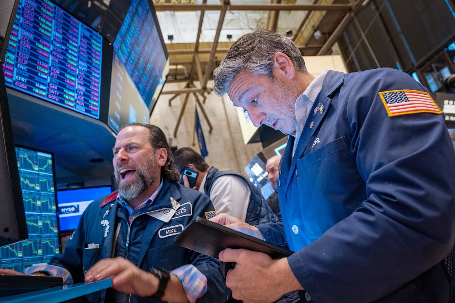 https://media-cldnry.s-nbcnews.com/image/upload/t_fit-1500w,f_auto,q_auto:best/rockcms/2025-04/250404-new-york-stock-exchange-mn-1015-dd1ba9.jpg