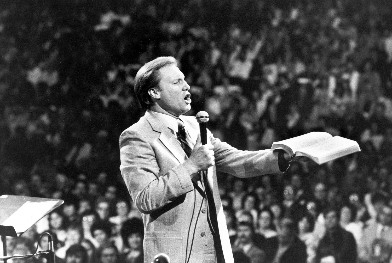 Televangelist Jimmy Swaggart dies at 90