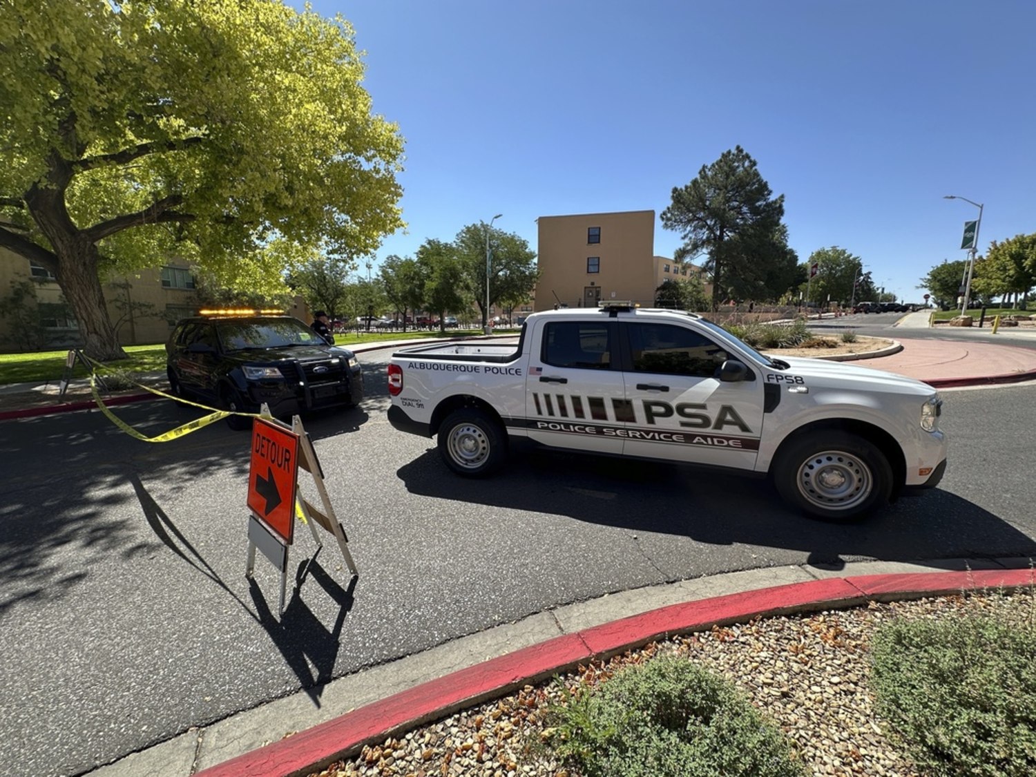 Arrestan al sospechoso del tiroteo que dejó un muerto en residencia de la  Universidad de Nuevo México en Albuquerque, image size:1500x1125