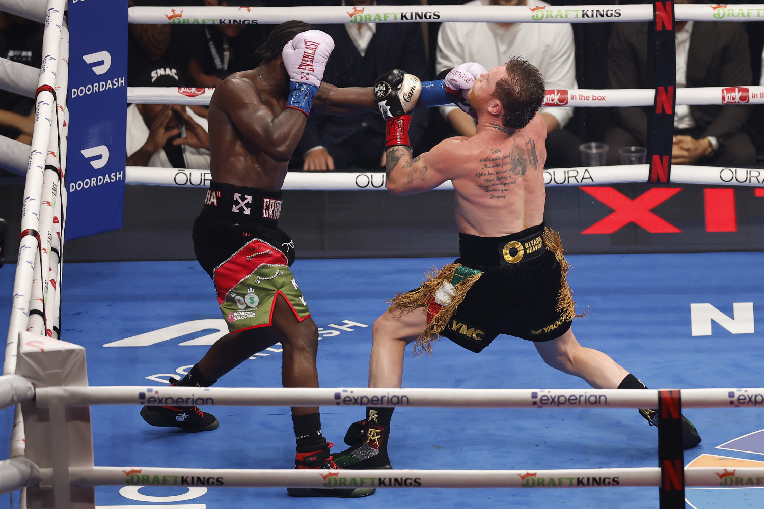 Terence Crawford vence al "Canelo" Álvarez por decisión dividida