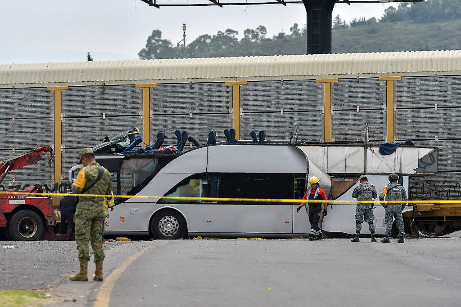 Choque entre tren y autobús en México deja al menos 10 muertos, image size:1500x1000
