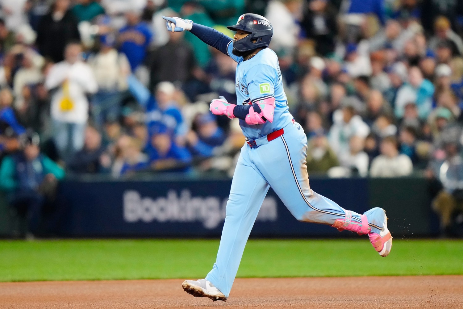 Guerrero, Springer spark Blue Jays to cut Mariners' ALCS lead with