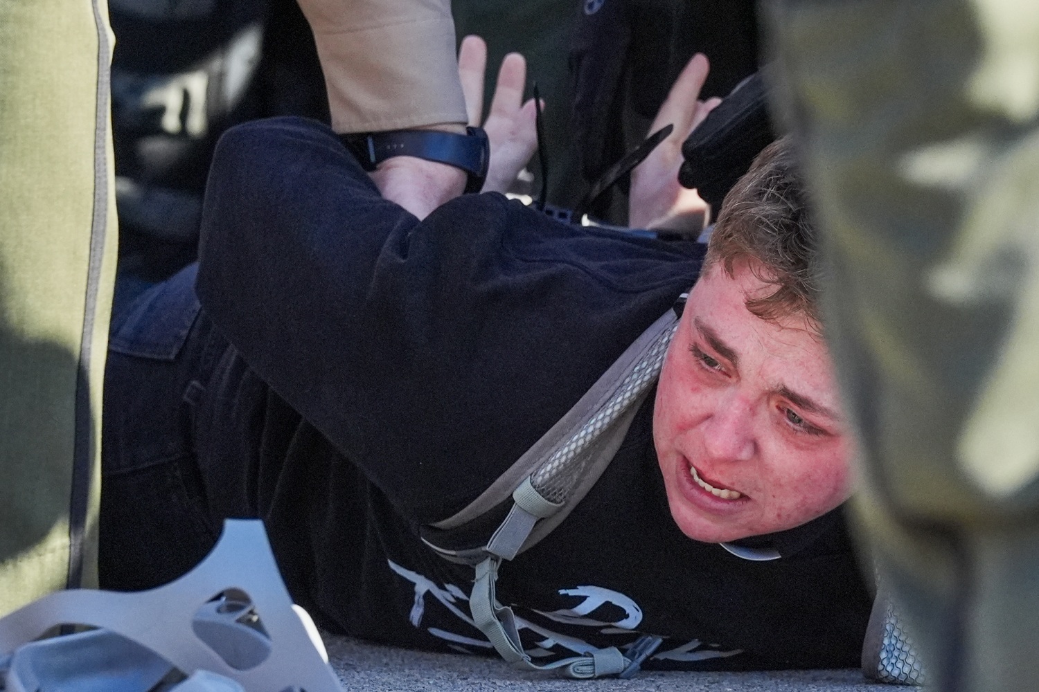 Protestos Explosivos em Chicago: 21 Presos Após Confronto em Centro de Imigração!