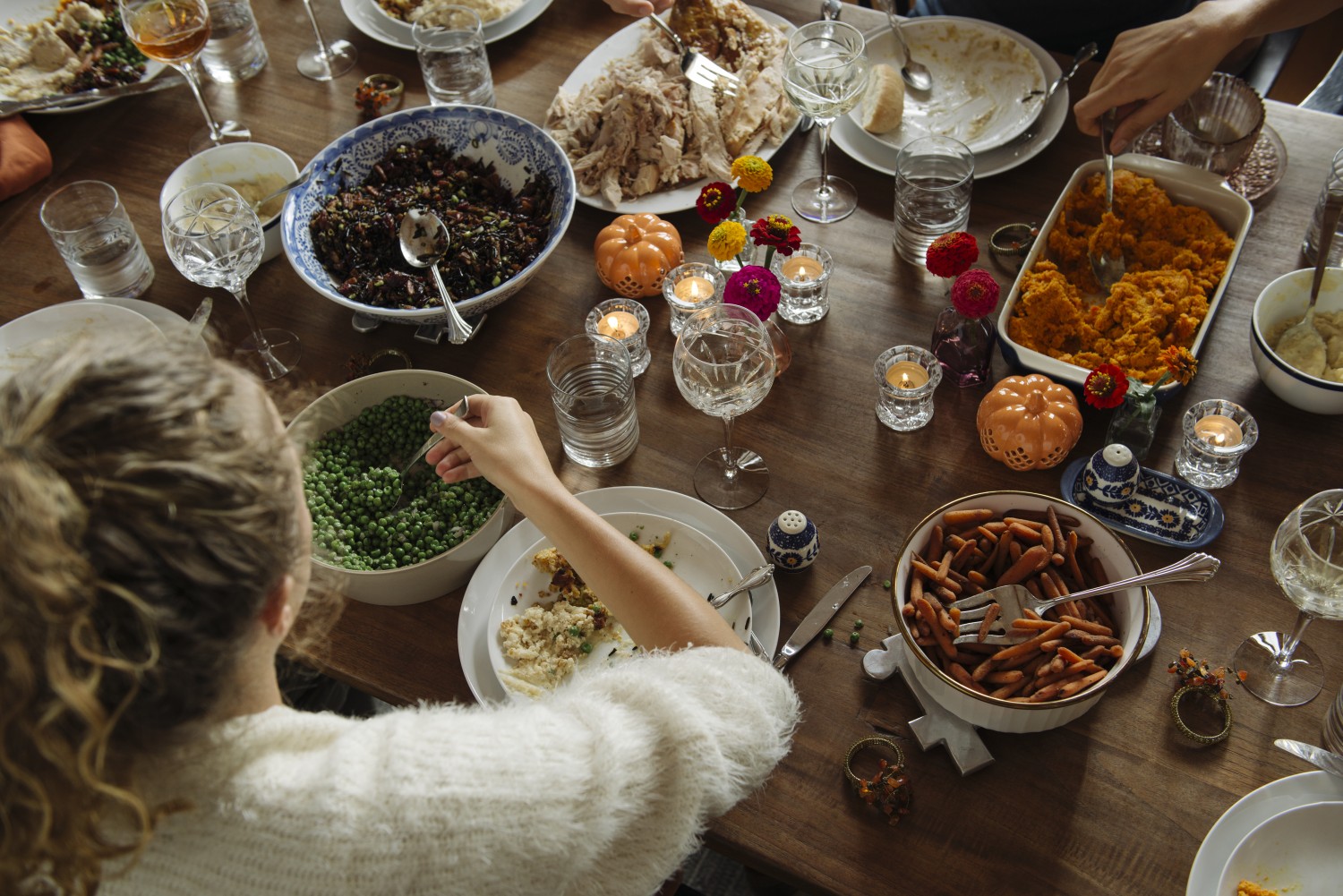 How to Be a Good Thanksgiving Guest According to Etiquette Coaches