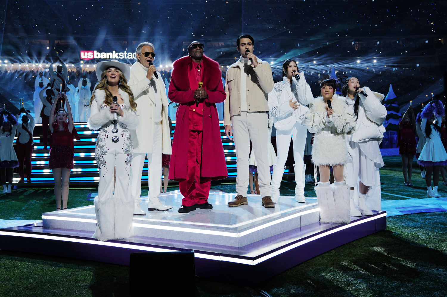Snoop Dogg Performs Christmas Halftime Show with the Bocellis ...