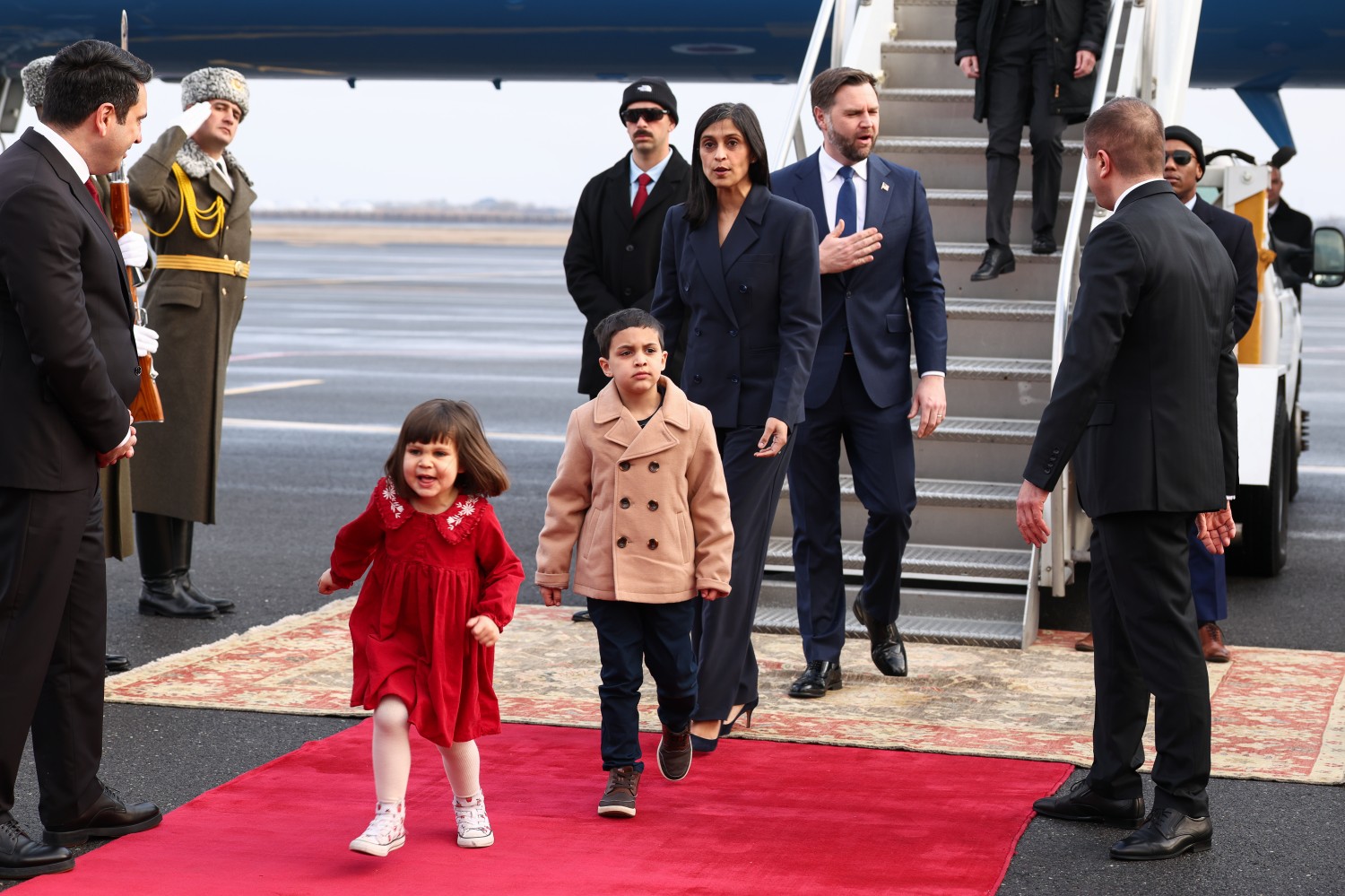 Mọi điều cần biết về 3 đứa con của JD Vance... và một đứa nữa sắp chào đời.