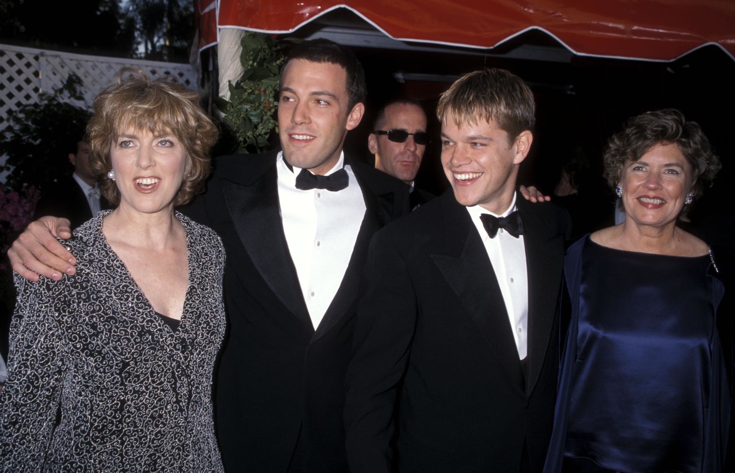 Ben Affleck and Matt Damon with their mothers at the Oscars
