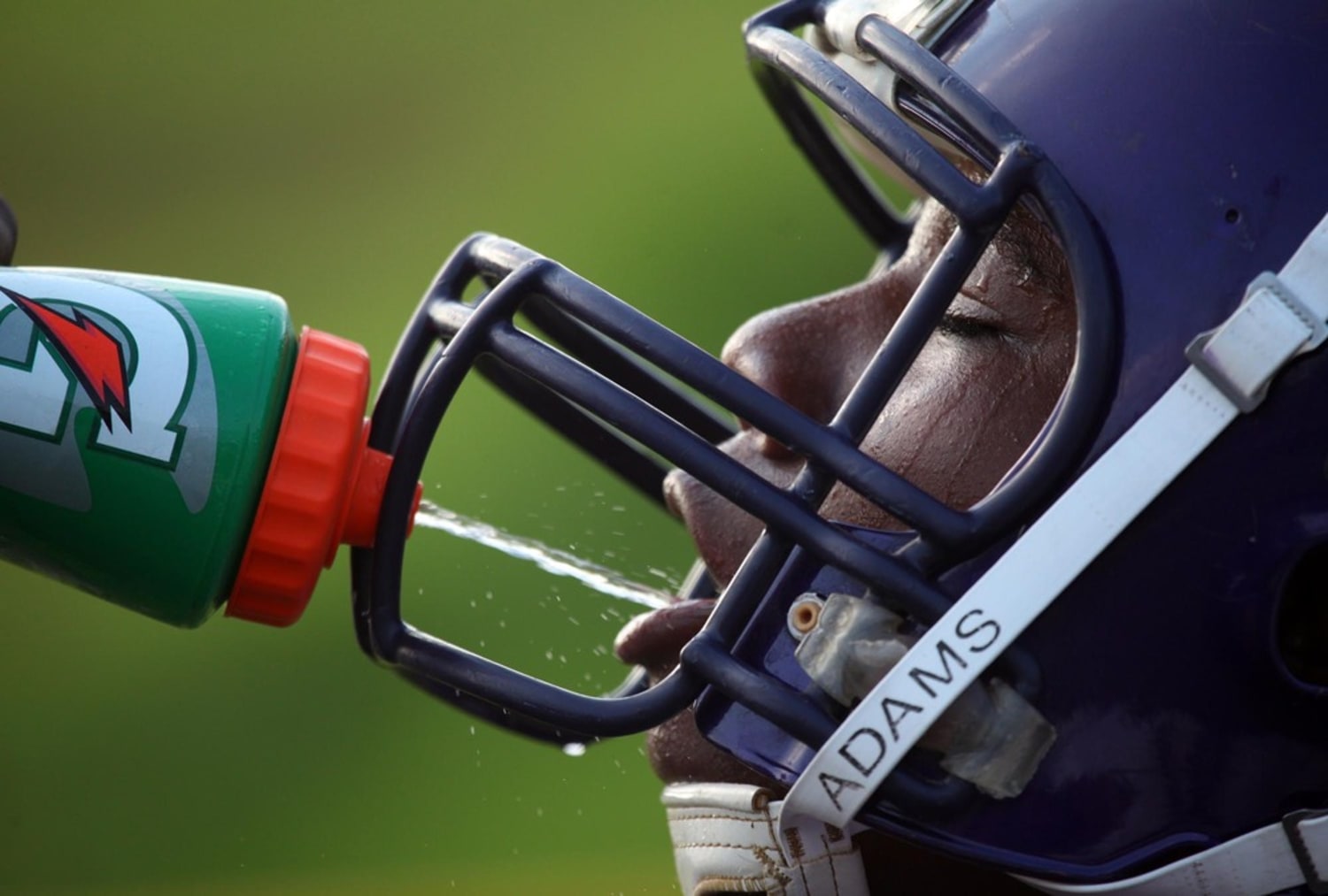 Football practice in the heat: Should moms worry or relax?