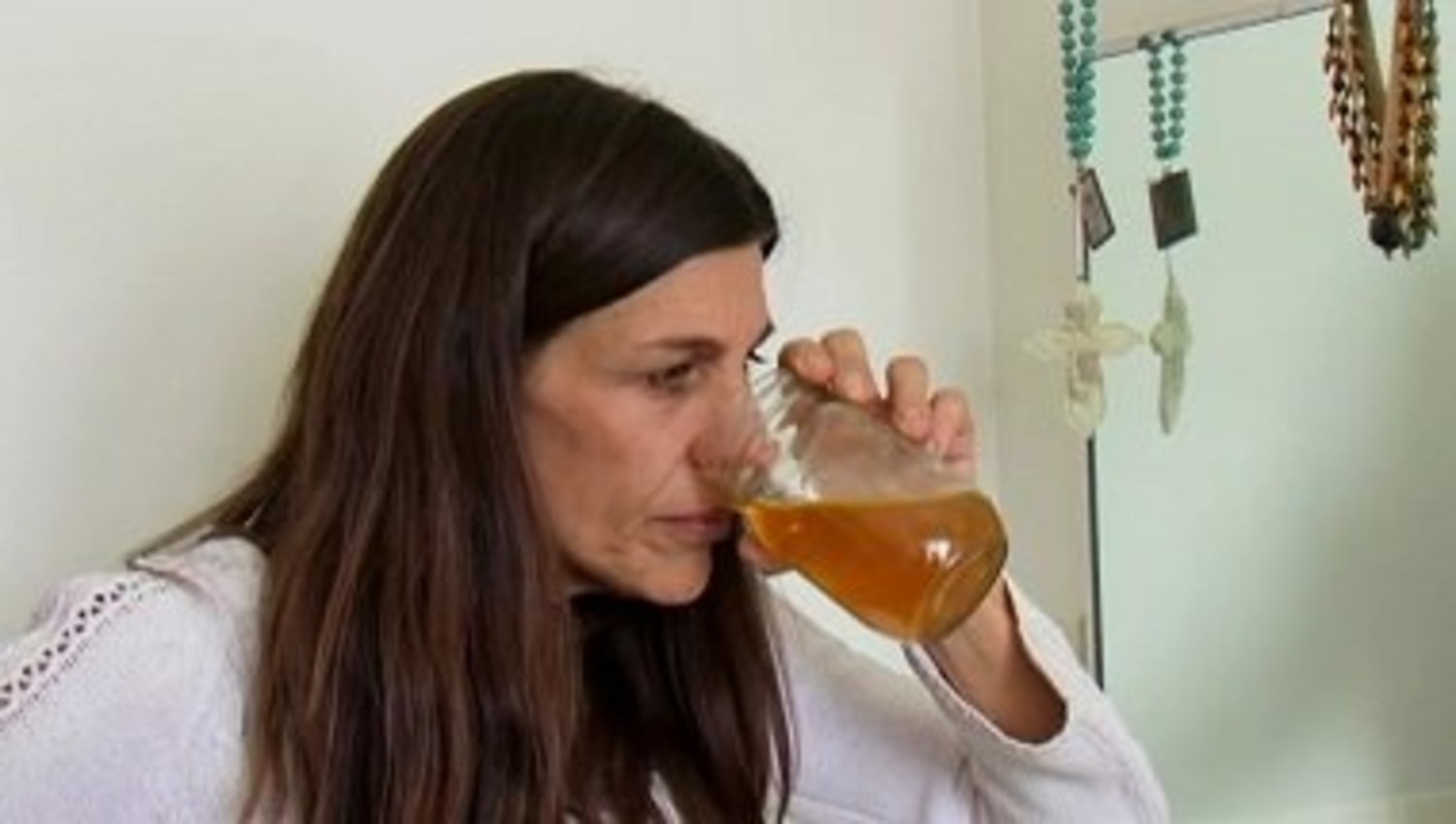 Woman drinks and bathes in her own urine on My Strange Addiction picture image