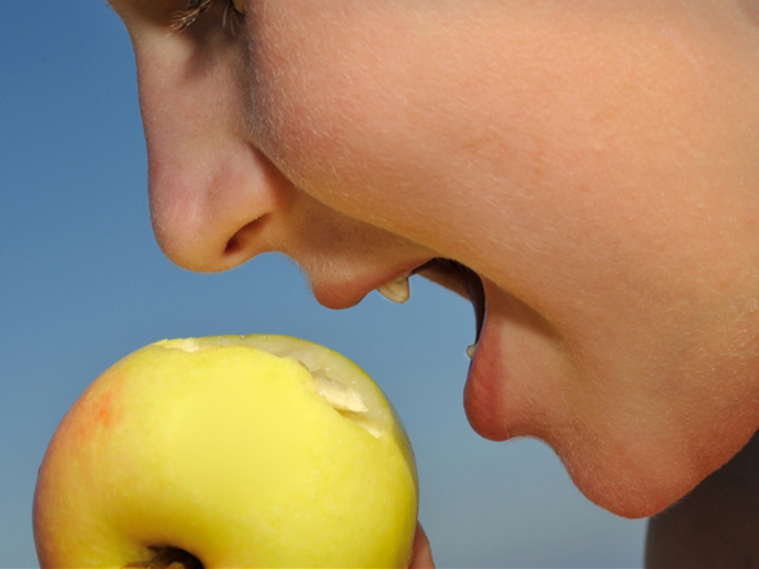 Есть ли аллергия на яблоки. Непереносимость яблок. Аллергичный фрукт. Пищевая аллергия на яблоки.