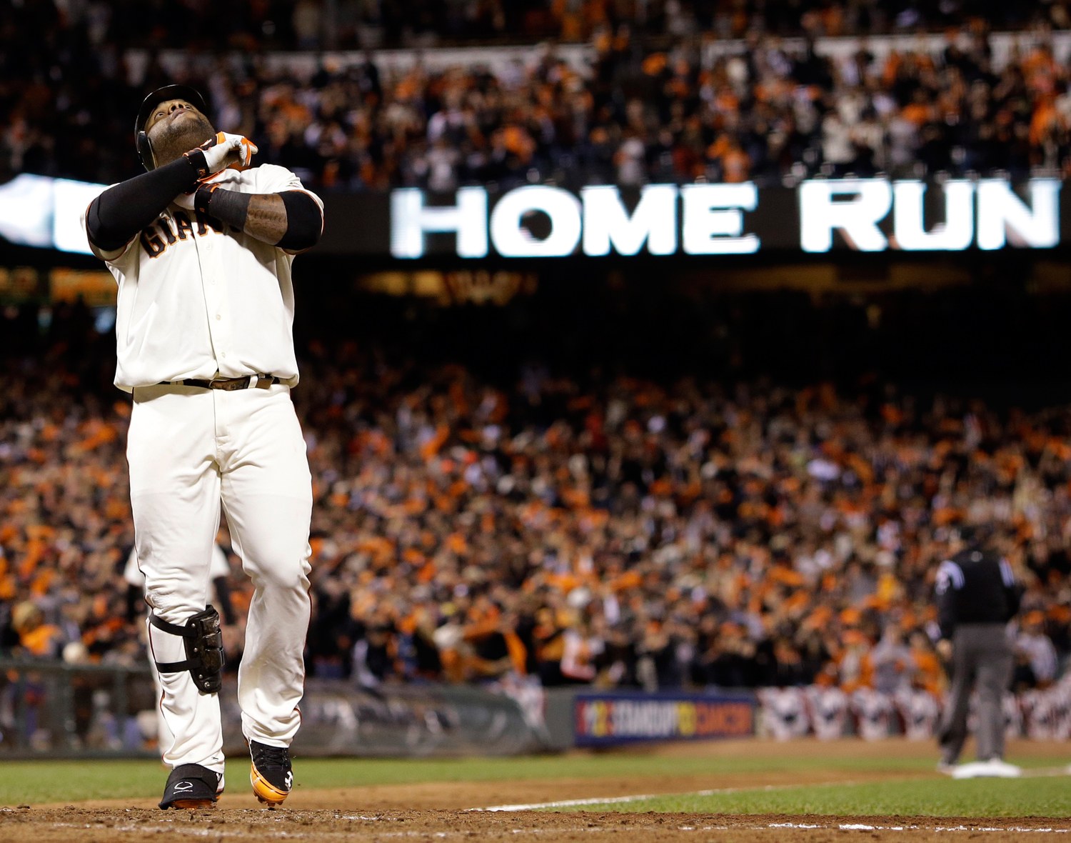 Sandoval's historic night propels Giants in Game 1