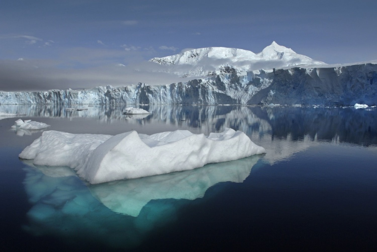 https://media-cldnry.s-nbcnews.com/image/upload/t_fit-1500w,f_auto,q_auto:best/streams/2013/April/130401/1C6719807-130401-antarctica-ice-hmed-730a.jpg