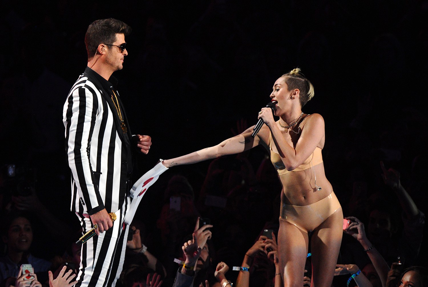 Xxx Siliping Ref Video - Miley Cyrus gets embarrassingly raunchy at the VMAs