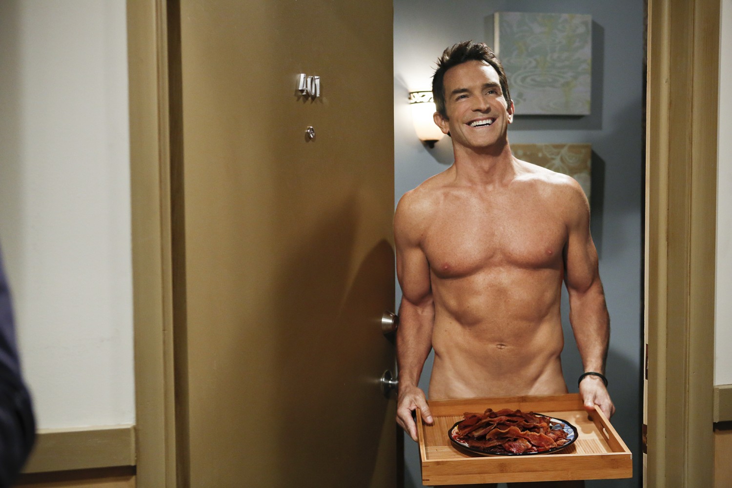 1500px x 1000px - Jeff Probst: Naked bits and bacon in 'Two and a Half Men' cameo