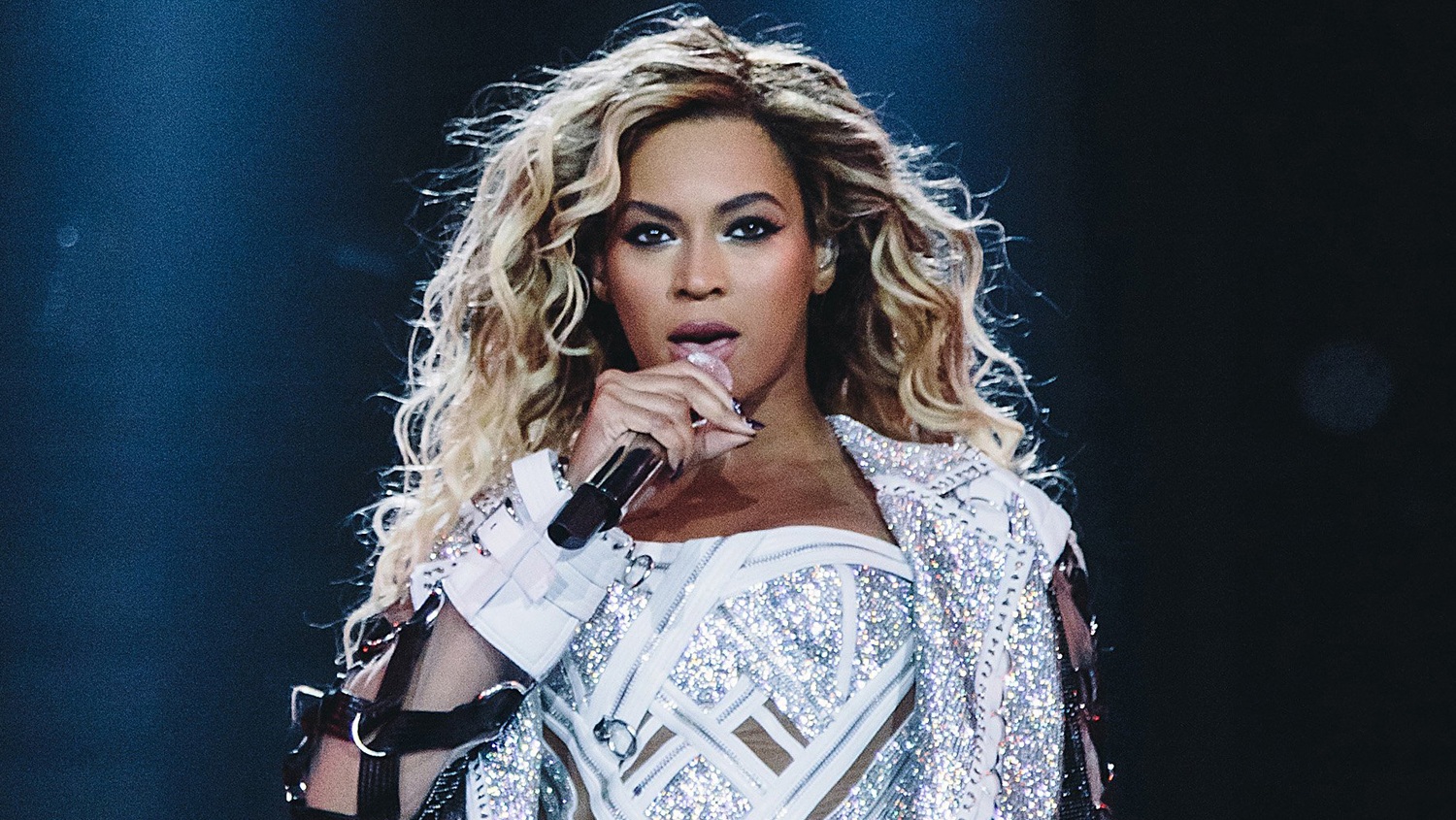 See Beyoncé Wear a Sparkling Recreation of Her Crazy In Love Music Video  Look