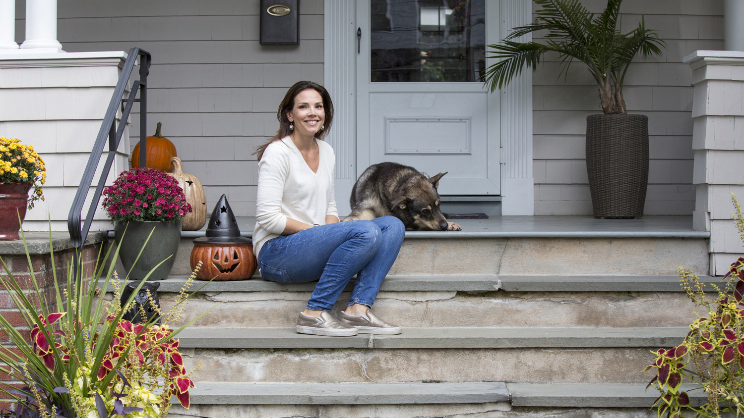 weekend-today-anchor-erica-hill-invites-you-over-for-a-visit-on-her-porch