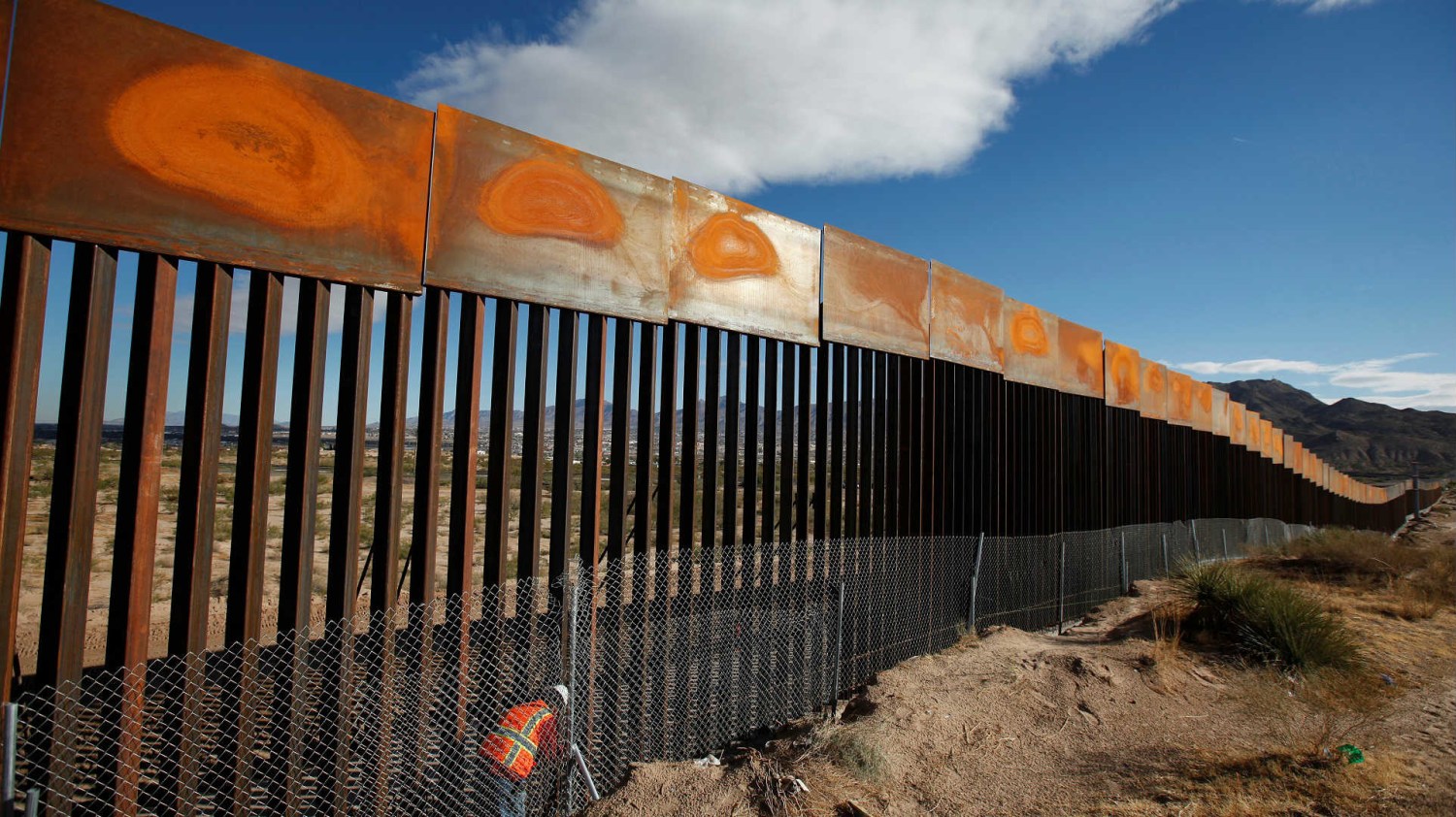 Trump anunciará hoy acciones sobre muro con México