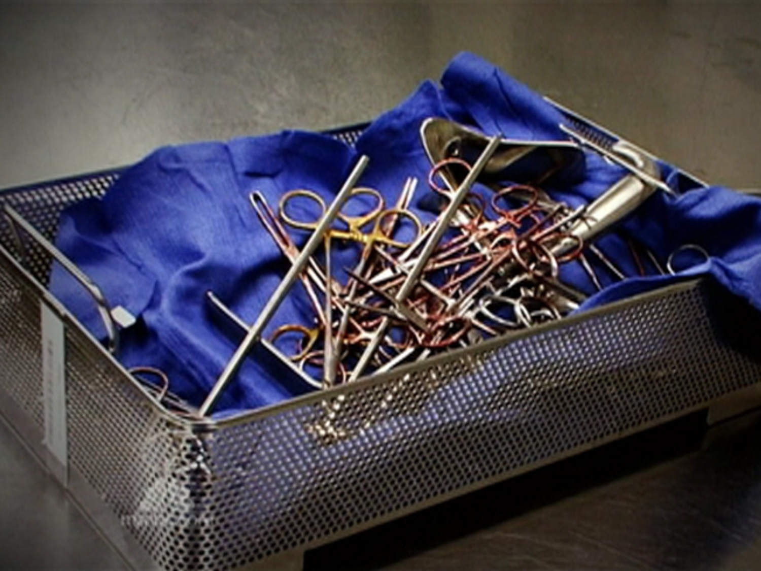 QUELLES SONT LES CONSEQUENCES SI LES INSTRUMENTS MEDICAUX VONT A L'AUTOCLAVE SANS ETRE NETTOYES 4 REPORTAGE INSTRUMENTS SALES NBC