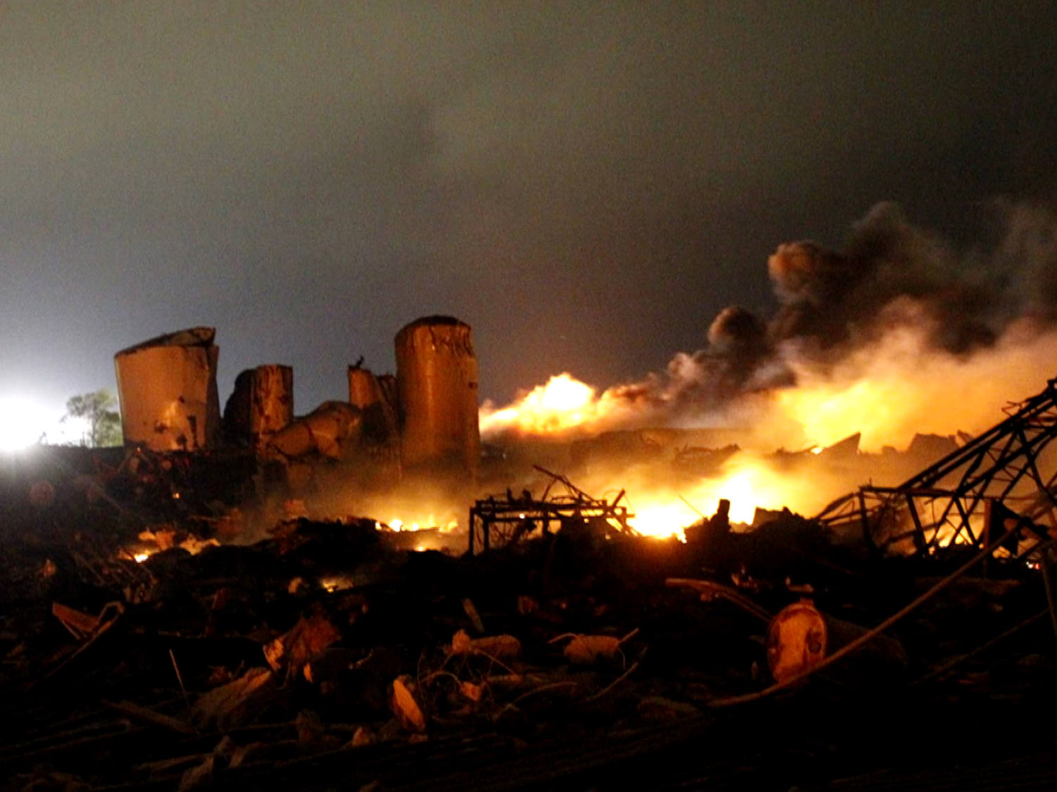 Explosion in Texas kills at least 5, injures more than 100