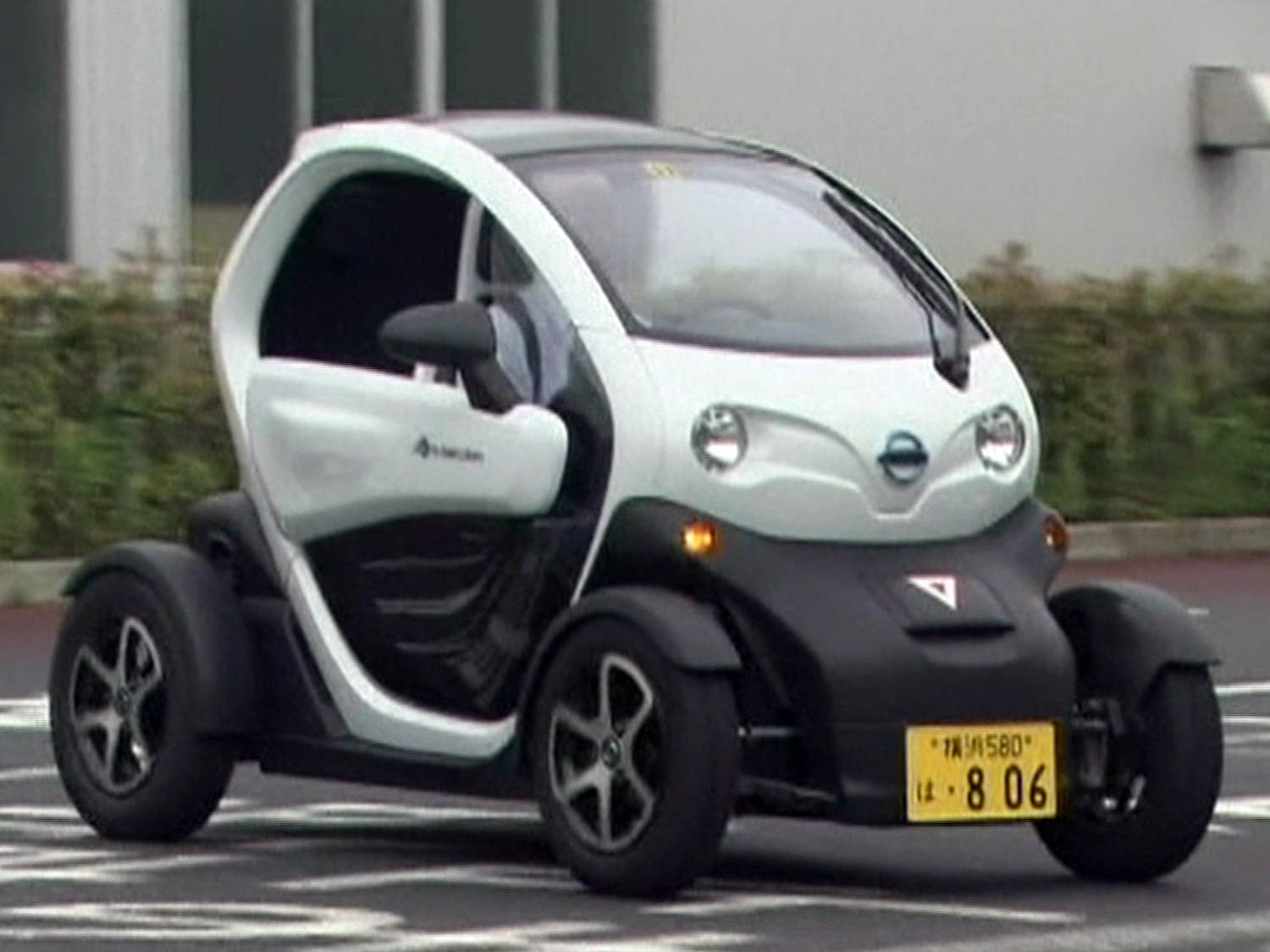 Mini-electric car hits the road in Japan