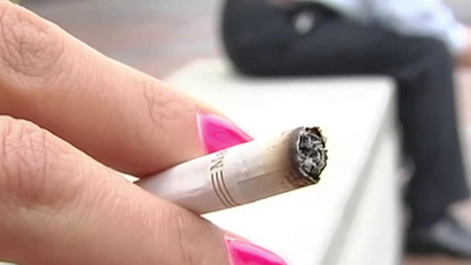 what kills more people cigarettes or alcohol Which is worse — smoking or drinking? what kills more people cigarettes or alcohol Which is worse — smoking or drinking?